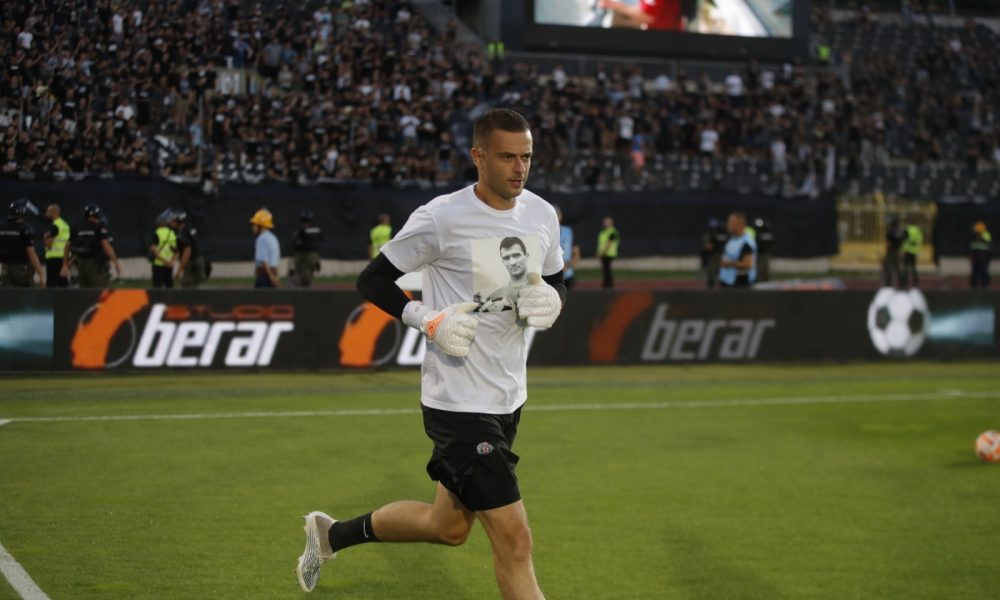 SVE ZA ŠOLETA Fudbaleri Partizana na lep način odaju počast legendarnom golmanu (FOTO)