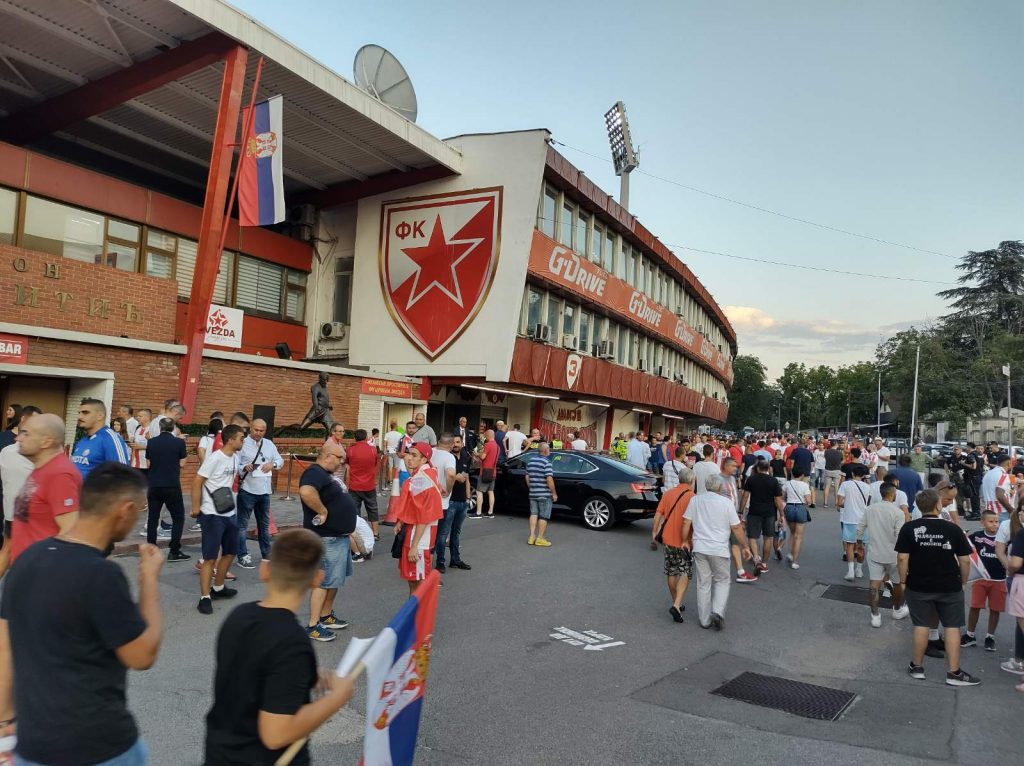AKCIJA USPELA „Delije“ u dresovima i klupskim majicama obojile tribine (FOTO+VIDEO)