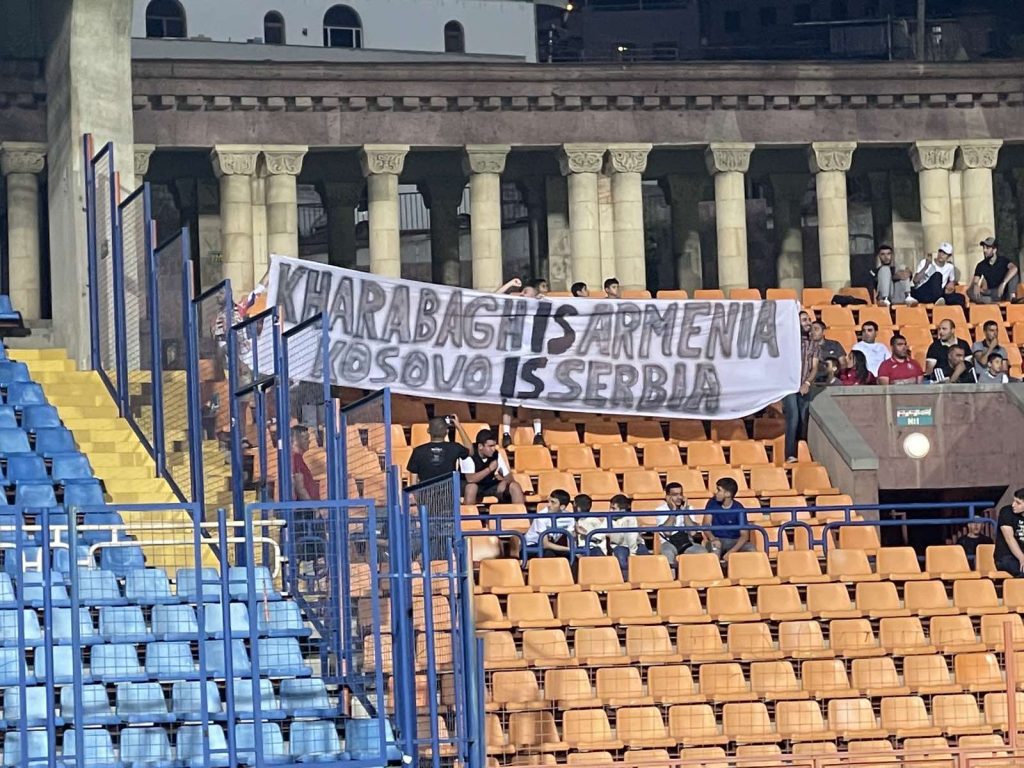 Navijači Pjunika poslali jasnu poruku: Karabag je Jermenija, Kosovo je Srbija! (VIDEO)