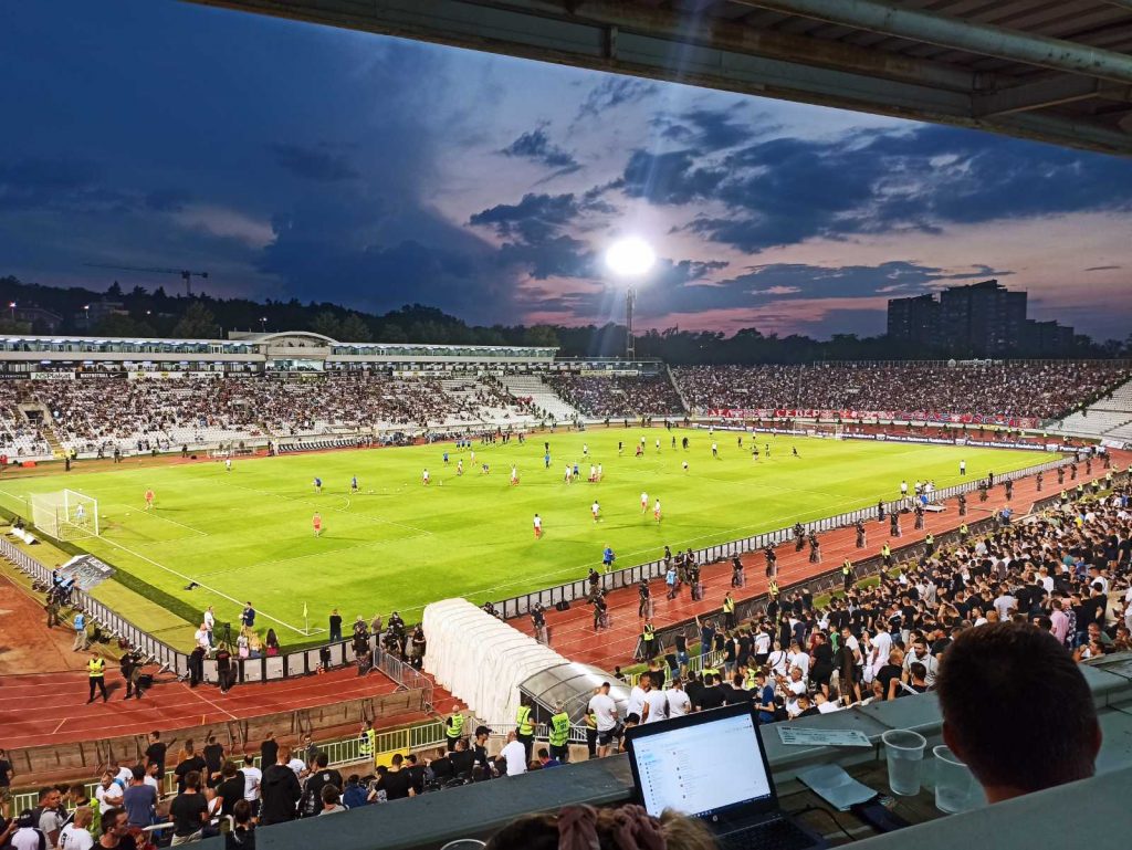 ATMOSFERA NA STADIONU Na severu nema gde igla da padne, jug poluprazan (VIDEO)