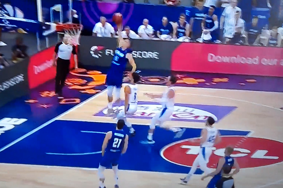 I TO JE EVROPSKO PRVENSTVO Hteo je da zakuca… Nije dobro procenio udaljenost od koša! (VIDEO)