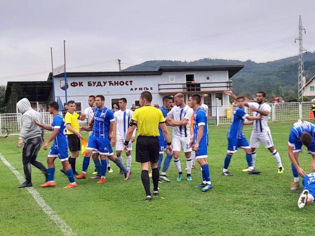 INCIDENTI PREKINULI DERBI U ARILJU Član uprave Budućnosti udario igrača Smedereva! (FOTO)