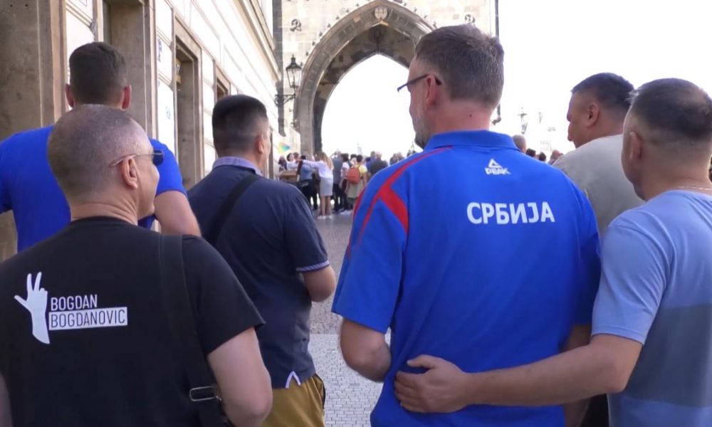 PODRŠKA STIŽE IZ CELE EVROPE Navijači Srbije okupirali Prag: Idemo po zlato! (VIDEO)