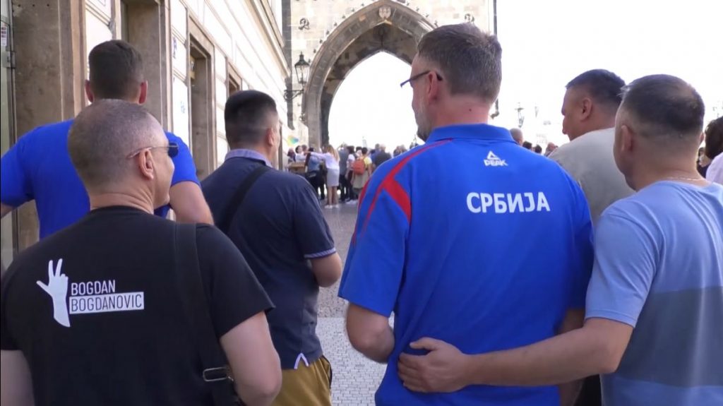 PODRŠKA STIŽE IZ CELE EVROPE Navijači Srbije okupirali Prag: Idemo po zlato! (VIDEO)