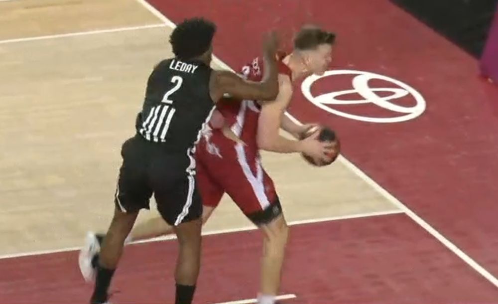 PRLJAV POTEZ LEDEJA Partizan ubedljivo gubi, a njegov igrač iz čista mira snažno udario protivnika! (VIDEO)