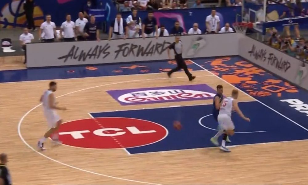 ŠOU TAJM U O2 ARENI Orlovi lete po terenu: Jaramaz i Jagodić-Kuridža digli publiku na noge! (VIDEO)