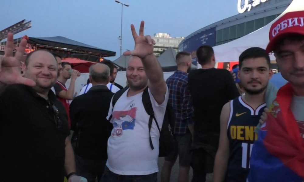 SVEČARSKI ISPRED HALE Srbi i Finci okupirali Prag: Ipak, samo jedni su se radovali (VIDEO)