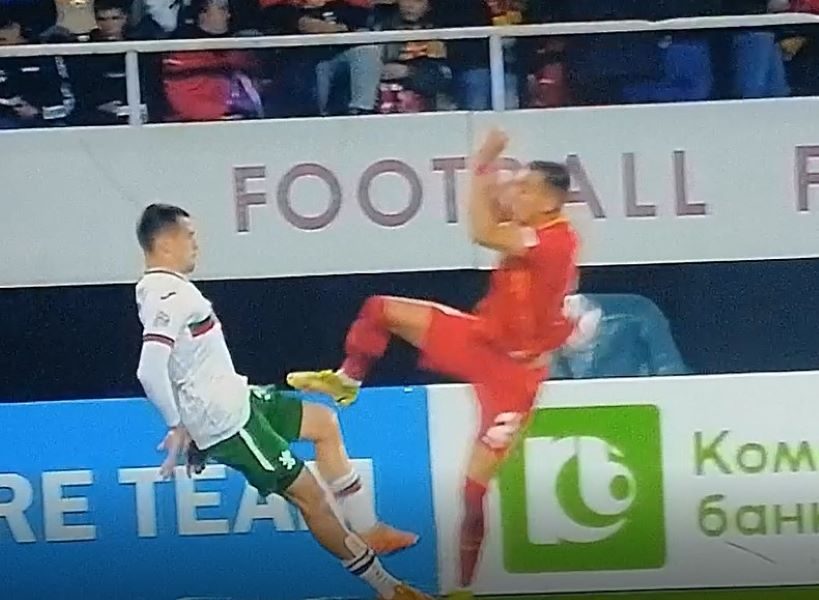 PRŠTALO U SKOPLJU Makedonski fudbaler đonom pokosio Bugarina, pa „pocrveneo“ (VIDEO)