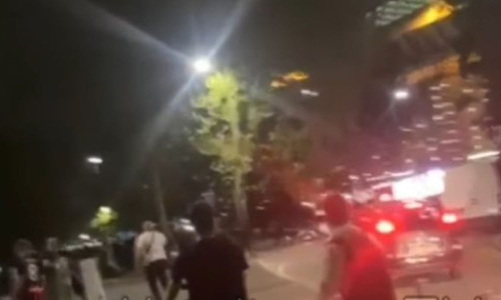 SEVALI NOŽEVI ISPRED STADIONA Masovna tuča navijača Dinama i Milana (VIDEO)