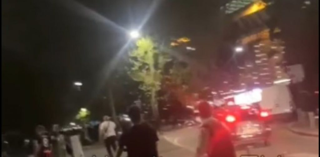SEVALI NOŽEVI ISPRED STADIONA Masovna tuča navijača Dinama i Milana (VIDEO)