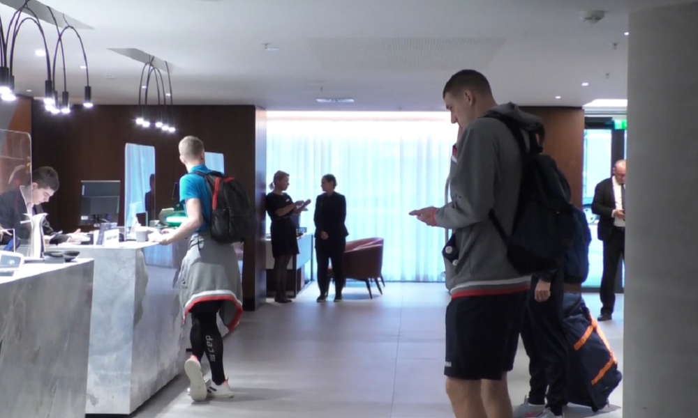 NEKA BUDE KAO U PRAGU Pogledajte odlazak reprezentacije Srbije za Berlin (VIDEO)