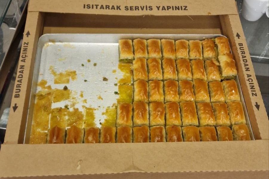 GEST O KOME SE PRIČA Crnogorcima poslali baklavu zbog „osvete“: Boravak u Tbilisiju neće skoro zaboraviti