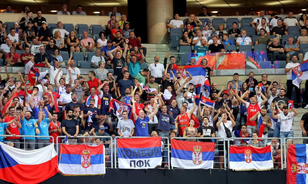 URNEBESAN KOMENTAR Čuvaj se, kanalizacioni sistemu Grčke: Evo šta je naš čovek spreman da uradi zbog reprezentacije Srbije! (FOTO)