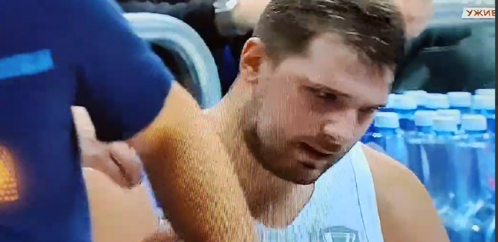 RASPAD SISTEMA Poljska nadomak polufinala EP, Ponitka izbacio Dončića sa terena, zvezda Dalasa bacila flašicu vode (VIDEO)
