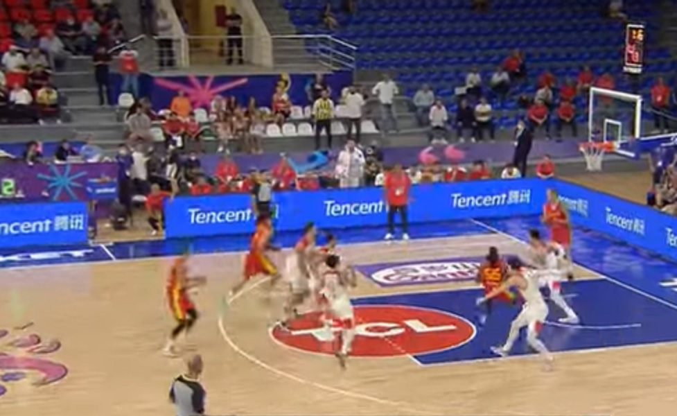 ŠTA URADI ČOVEK? Umesto saigraču, dodao loptu protivničkom treneru! Zbunila ga boja… (VIDEO)