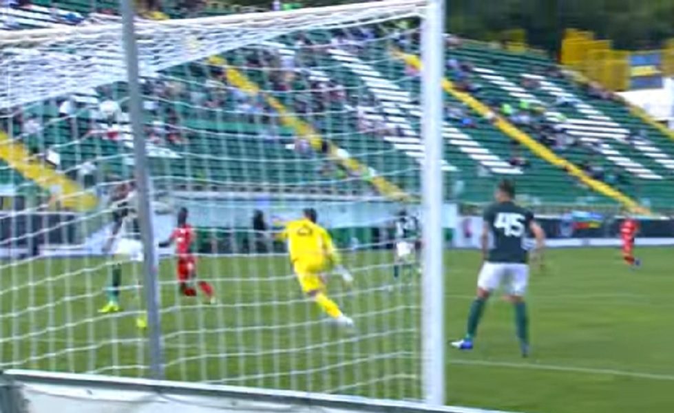 KOMIČNO Sami sebi dali gol, a da niko od rivala nije bio ni blizu (VIDEO)
