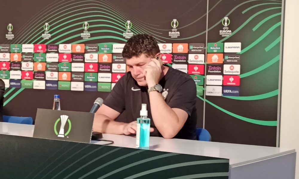 SIMPATIČNA SCENA NA KONFERENCIJI Petrić telefonirao, pa objasnio: To je Bata, kako njega da odbijem?