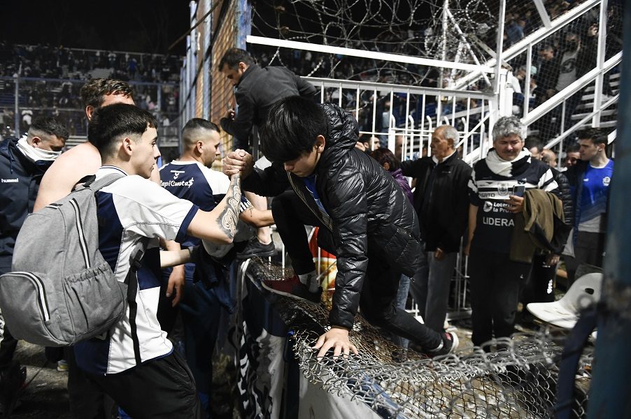 TRAGEDIJA U ARGENTINI Poginuo navijač, utakmica prekinuta u devetom minutu (VIDEO)