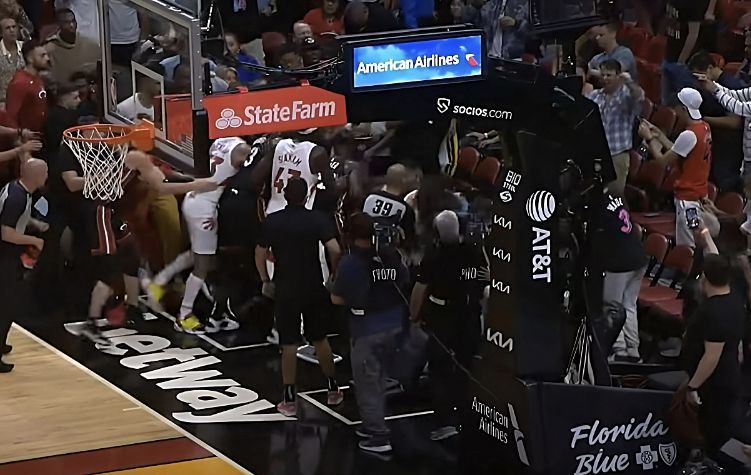 VRUĆE U MAJAMIJU Rvački zahvati i tuča! Sezona tek što je počela, a već imamo veliki incident u NBA ligi (VIDEO)