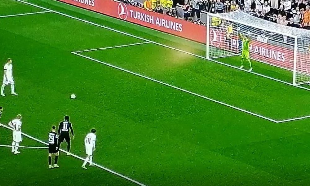 OBRUKAO SE Kejn sa bele tačke poslao loptu visoko iznad gola (VIDEO)