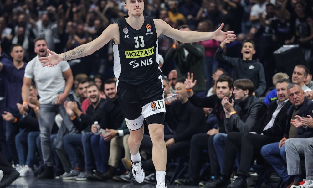 ŽURKA U SVLAČIONICI PARTIZANA Danilo Anđušić pustio saigračima Milicu Pavlović: Učimo Amerikance!