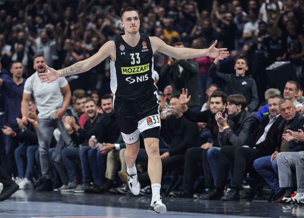 ŽURKA U SVLAČIONICI PARTIZANA Danilo Anđušić pustio saigračima Milicu Pavlović: Učimo Amerikance!