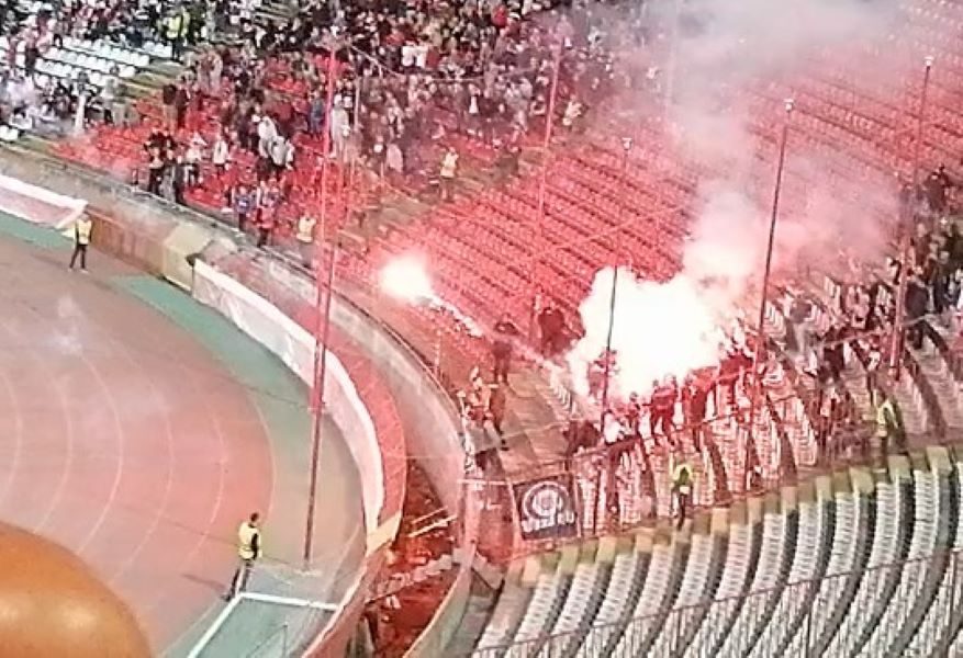 PROBUDILI SE GOSTI Bakljada navijača Trabzona pobrala zvižduke (VIDEO)