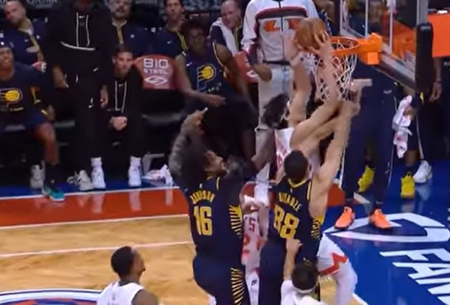 KOMEDIJA U NBA Japanac zakucao pored dva protivnička igrača, ali u svoj koš (VIDEO)