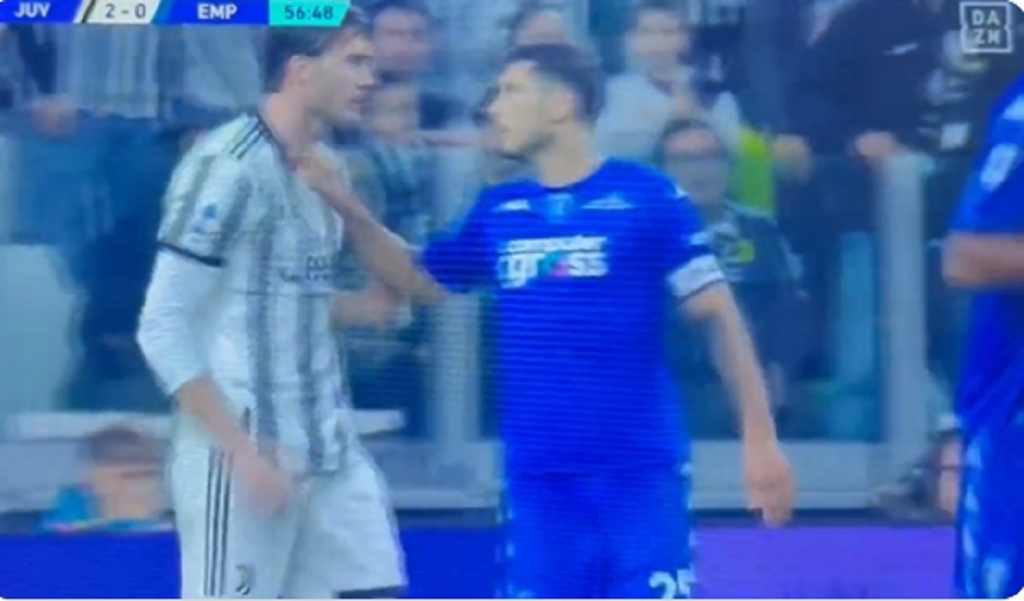 ITALIJAN IZBEGAO BATINE Vlahoviću pala roletna, nasrnuo na rivala koji je pokušao da ga povuče za uvo (VIDEO)