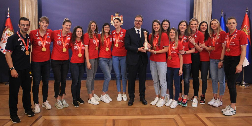 PRIJEM ODBOJKAŠICA Vučić: Devojke, novac će da vam bude uplaćen za sat! Znam da vam je ovo smaranje, ali šta da radim kad osvajate ovoliko medalja