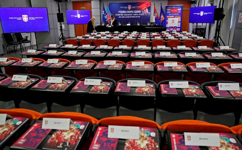 SAZNAJEMO Slavni fudbaler najbliži mestu predsednika FSS! Njegov prvi zadatak obradovaće sve navijače u Srbiji