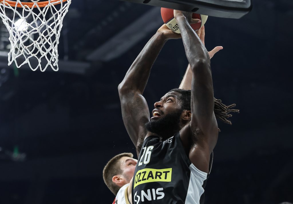 Partizan se tri četvrtine mučio protiv „studenata“, ali je upisao viđenu pobedu… Obradović crveneo i razgovarao sa Mijailovićem tokom meča (FOTO)