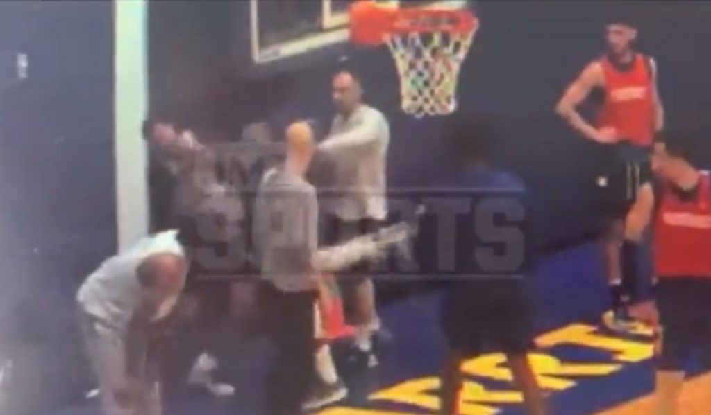 SKANDAL U NBA Igrač Golden Stejta nokautirao saigrača na treningu, sada se pojavio i dokaz (VIDEO)