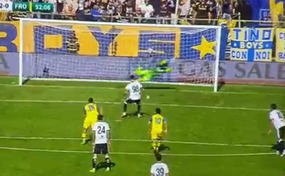 KAKAV KARAMBOL! Rumun u Italiji dao gol iz penala kakav odavno nije viđen (VIDEO)
