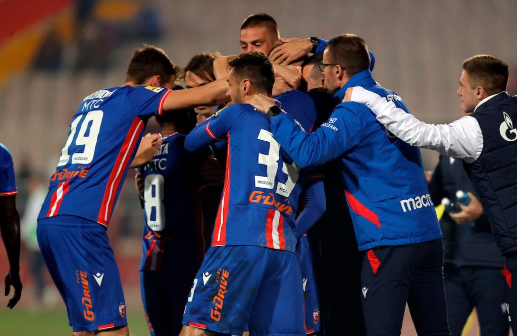 „DELIJE“ LAKŠE DIŠU Zvezda vodi u Novom Sadu, Eraković jednom probio i odmah asistencija! Kanga duplirao prednost sa penala! (VIDEO)