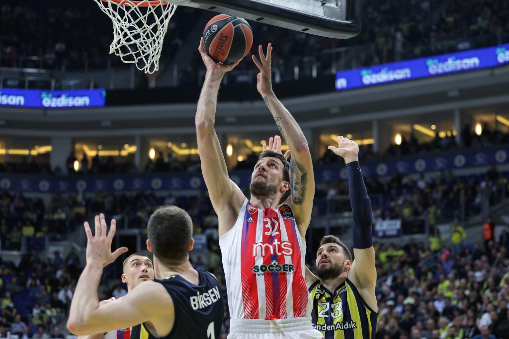 POLUVREME Zvezda se nadigrava u Istanbulu! Delovalo je loše, ali se sve promenilo kada su dva igrača stupila na parket