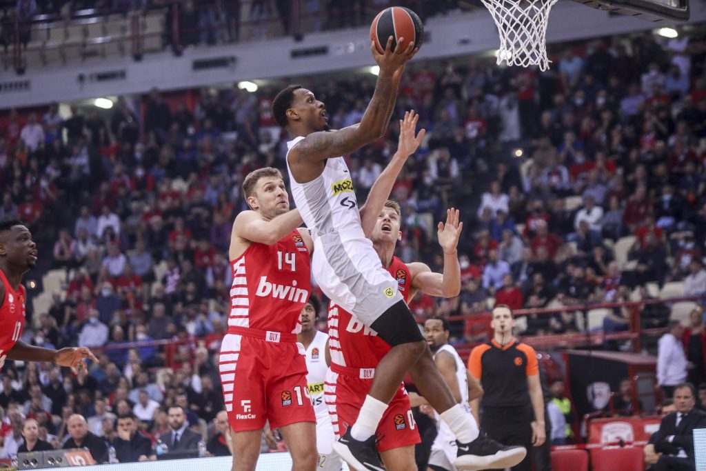 POLUVREME Legenda u publici kao motivacija, ali teško protiv kiše trojki! Partizan dao četiri poena za devet sekundi (FOTO, VIDEO)