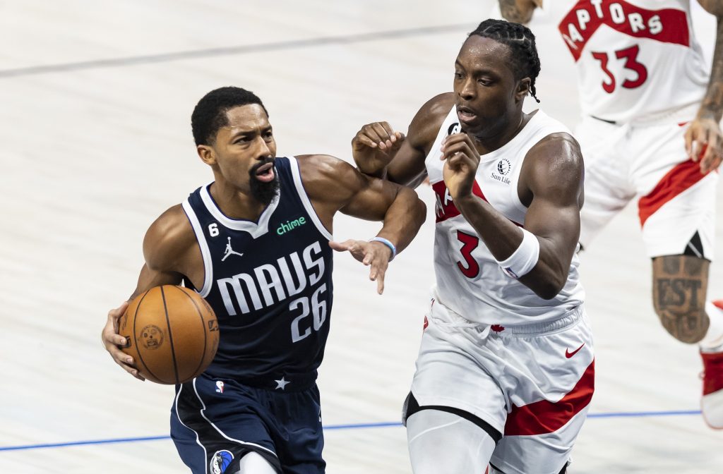 SKANDAL ZA SKANDALOM U NBA Dončićev saigrač optužio sudiju da ga je vređao na terenu! Evo šta mu je navodno rekao