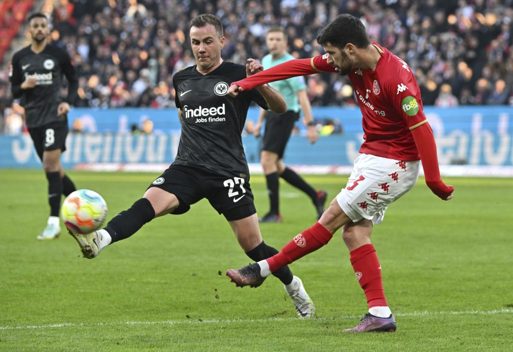BUNDESLIGA Ajntraht se provukao, ali i kiksnuo! Izjednačio se sa konkurencijom, ali samo nakratko