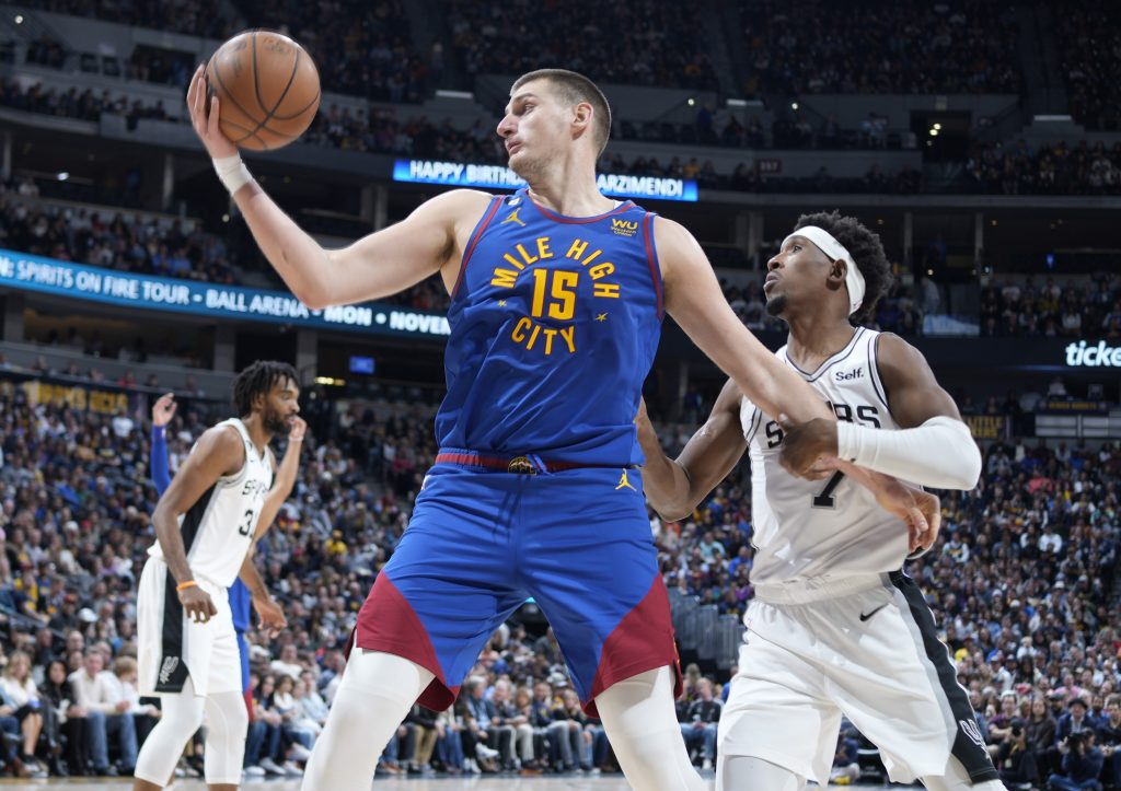 NBA LIGA Jokić skoro perfektan u pobedi Denvera! Jednim dodavanjem zaludeo i publiku i aktere meča (VIDEO)