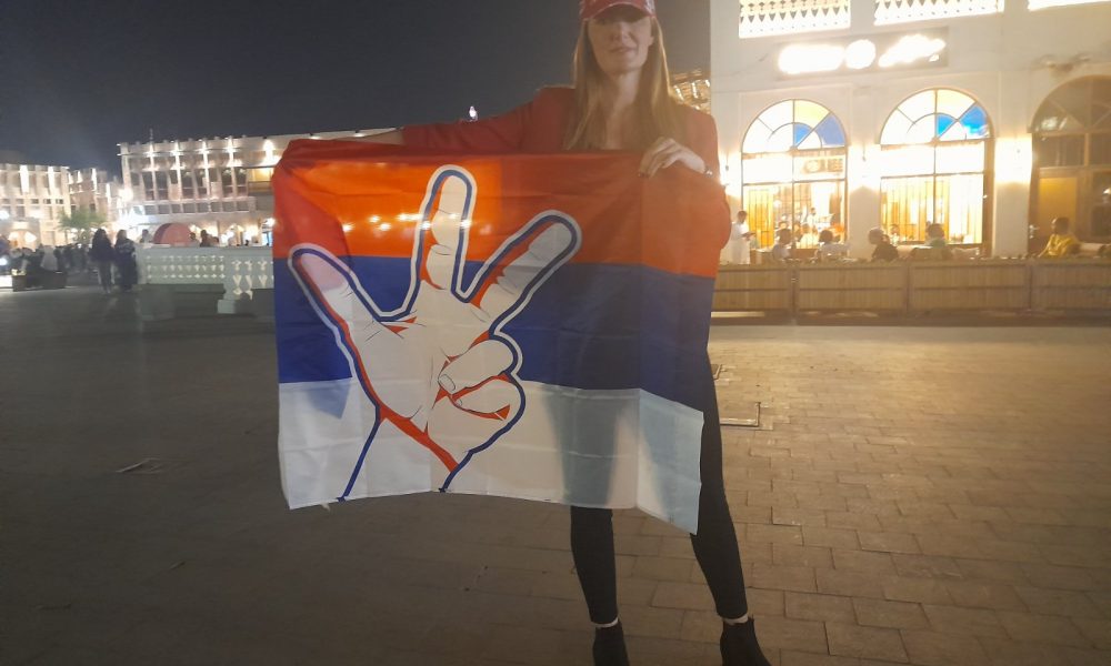 ŽENA I MUNDIJAL Bojana je iz Novog Sada i živi u Dohi… Zastava Srbije sa tri prsta je fenomenalna! Kad budu čuli našu podršku s tribina „orlovi“ će da pobede Brazil