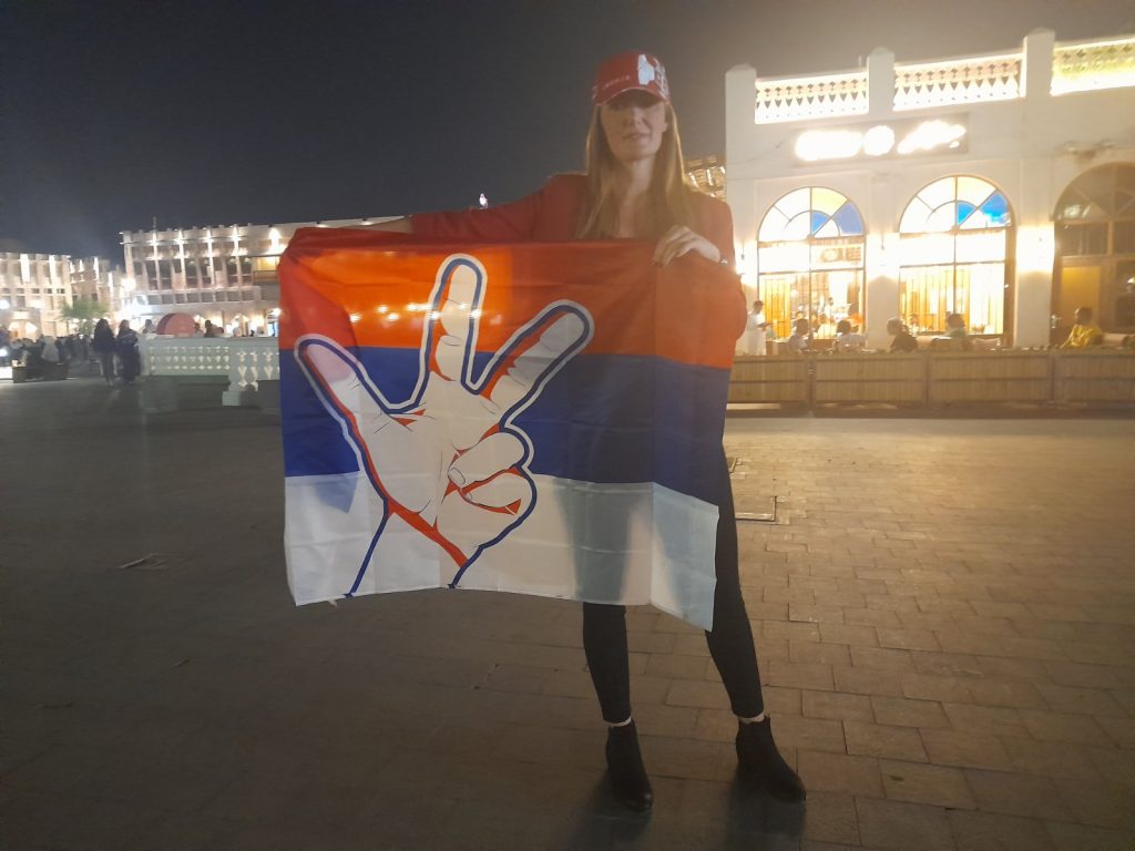 ŽENA I MUNDIJAL Bojana je iz Novog Sada i živi u Dohi… Zastava Srbije sa tri prsta je fenomenalna! Kad budu čuli našu podršku s tribina „orlovi“ će da pobede Brazil