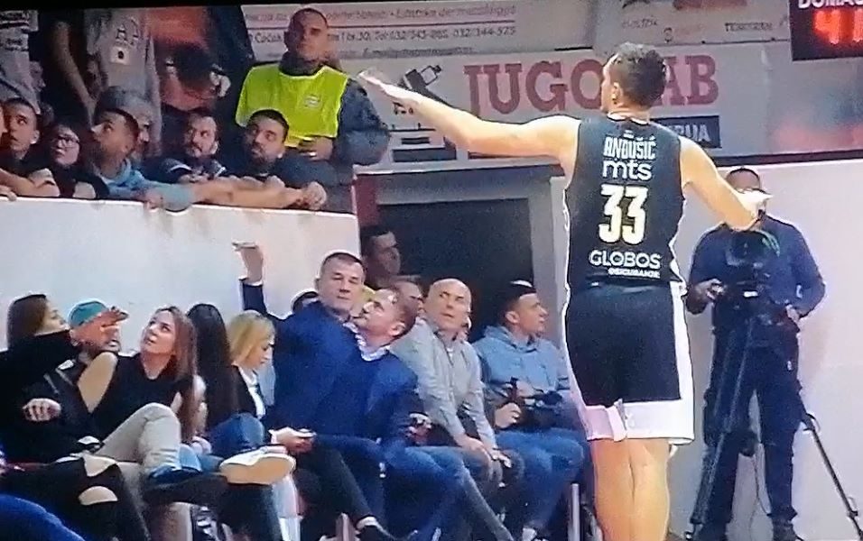 „GROBARI“ IZAZVALI PREKID U ČAČKU Vređali Zvezdu i Čovića, Obradović i košarkaši Partizana ih smirivali (VIDEO)