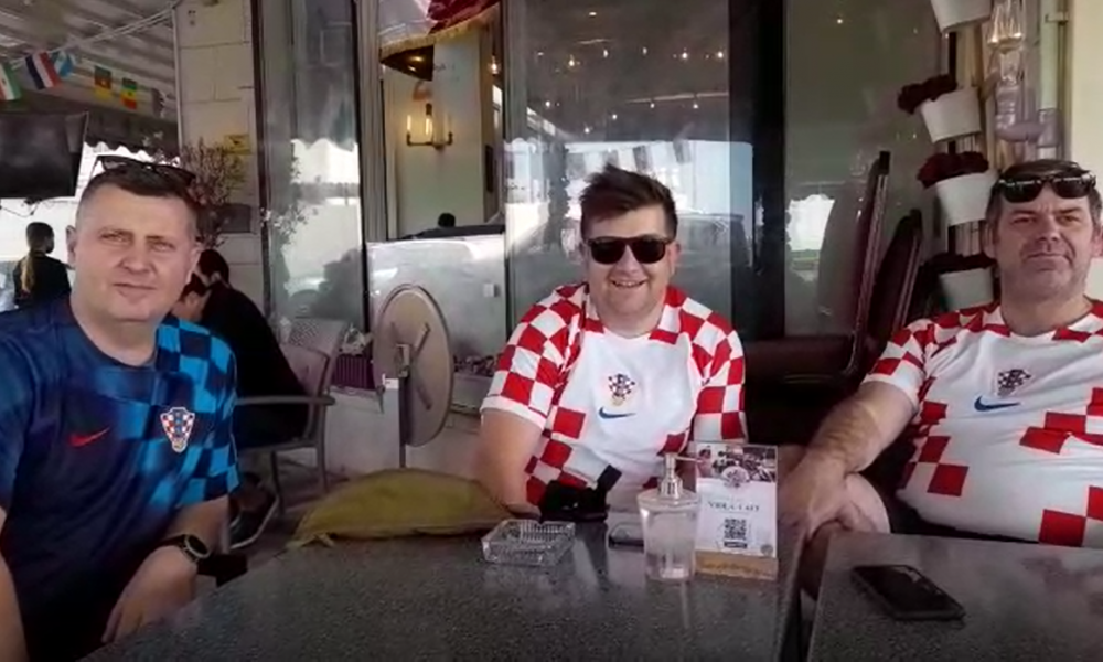 Hrvatski navijači: Voleli bismo da za nas igraju Vlahović ili Mitrović! Bolje da se ne sretnemo sa Srbijom u četvrtfinalu (VIDEO)