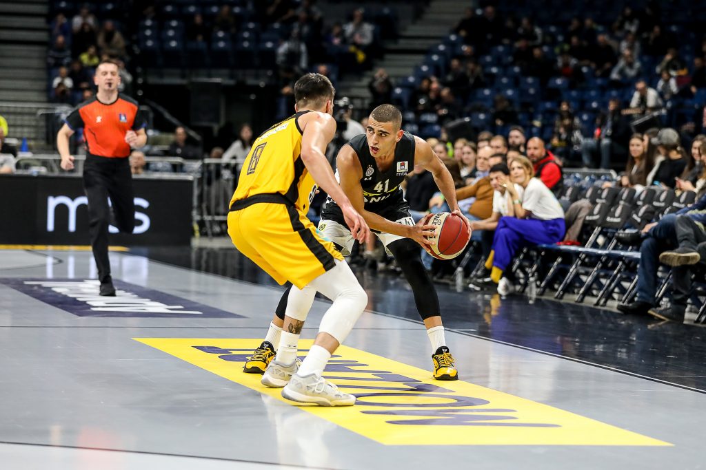 Partizan se mučio u prvom poluvremenu, pa pregazio Split! Povratak Smailagića, debitovao Brodzianski