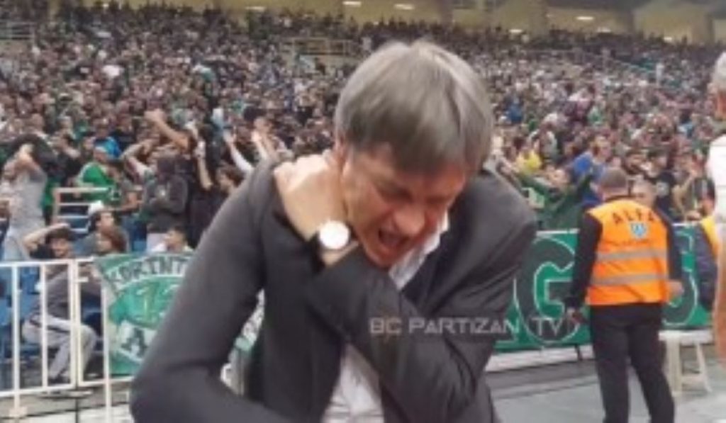 SKANDAL U ATINI Lekar Partizana pogođen flašom sa tribina (VIDEO)