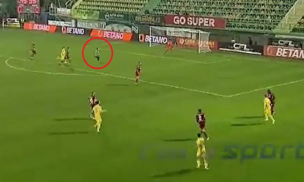 Uleteo u teren i prekinuo meč rumunskog šampionata, a nije huligan (VIDEO)