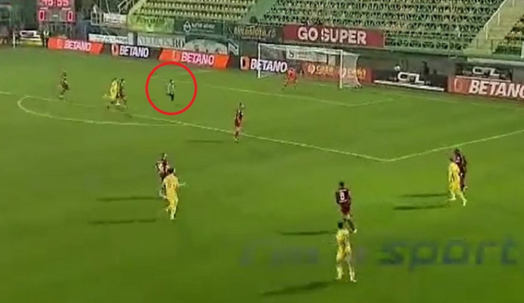 Uleteo u teren i prekinuo meč rumunskog šampionata, a nije huligan (VIDEO)