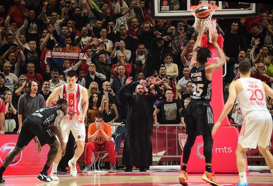 HIT SNIMAK Pobeda uz božju pomoć! Sveštenik vatreno navijao za Zvezdu protiv Asvela (VIDEO)