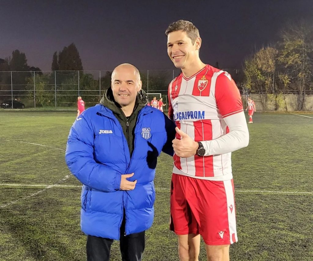 LEGENDE NA KARABURMI Bivši fudbaleri OFK Beograda i Zvezde odigrali prijateljski meč